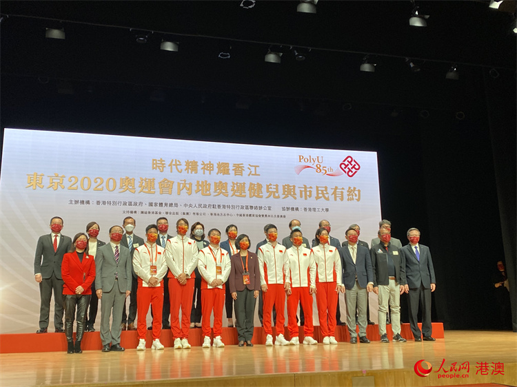 12��5�գ��ձ�������������һ�ġ���С��������ͩ���Լ�������Ӿ�ӽ���������5���������������ѧ���б���ᡣ���������� ��������