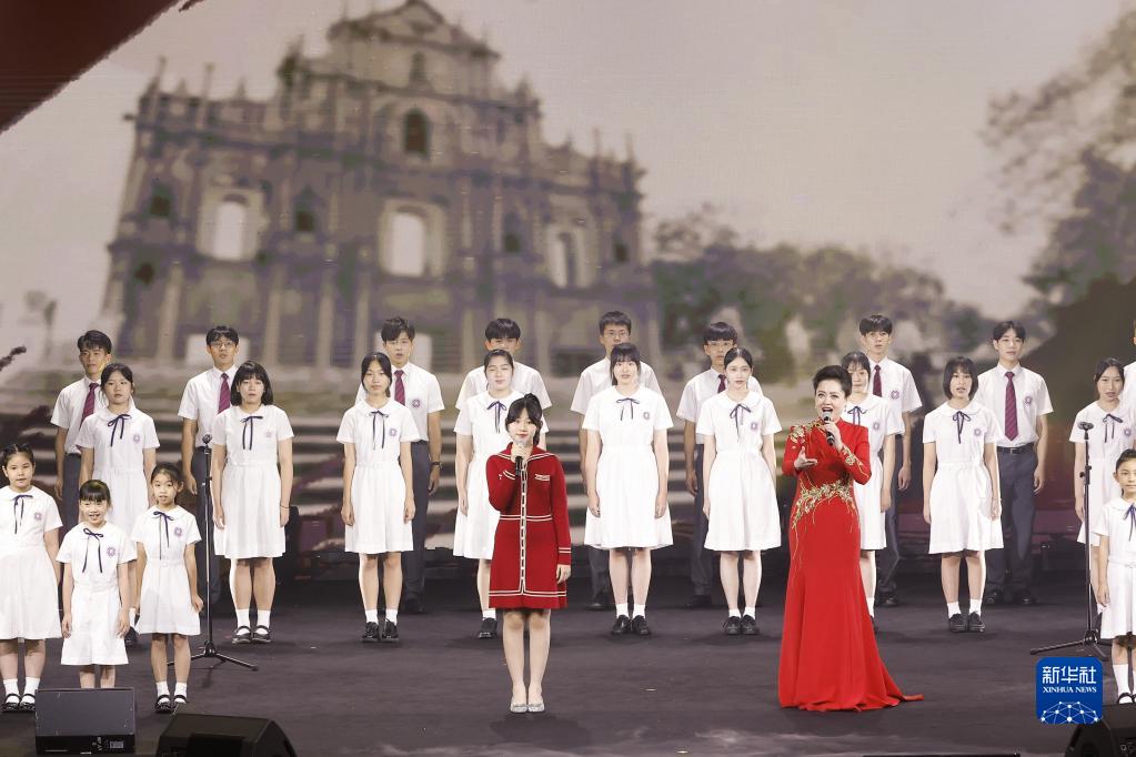 9��25�գ�Ů�����質������ˬЯ�ְ���ѧ������������������ͯ���ϳ�������ϵġ�����֮�衷���»��緢