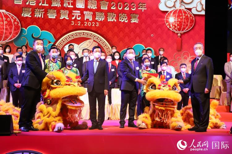 �ֳ��α�Я����ʨ�㾦��Ϊ��ʨ�����Һ졣������ ��С����