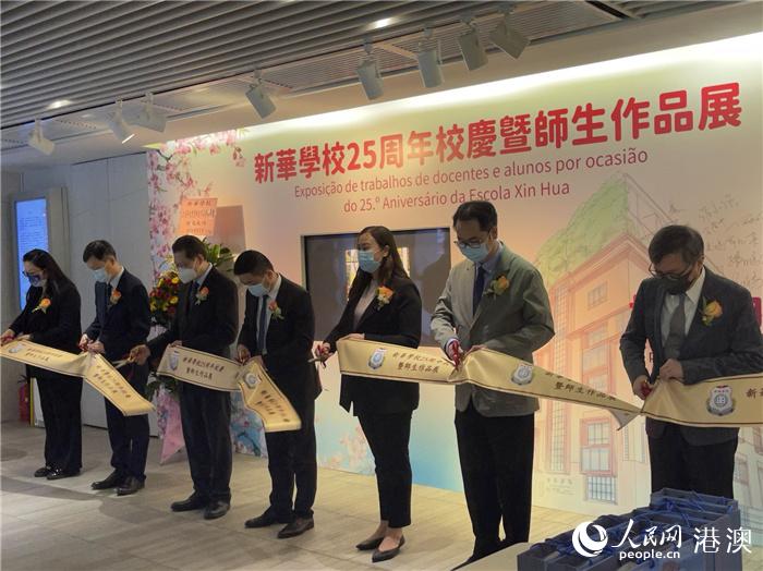 ͼΪ�»�ѧУУ����ʦ����Ʒչ�ֳ������������� ����÷��