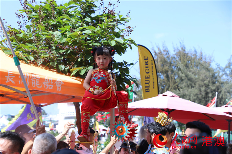 ƮɫѲ���У�С����װ�����߸�������񻰹��¡������� ��С����