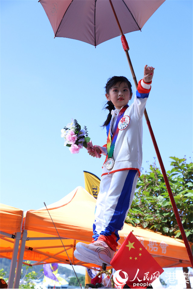 ƮɫѲ���У�С����װ��ɰ��˹ھ�������ڻ������⡣������ ��С����