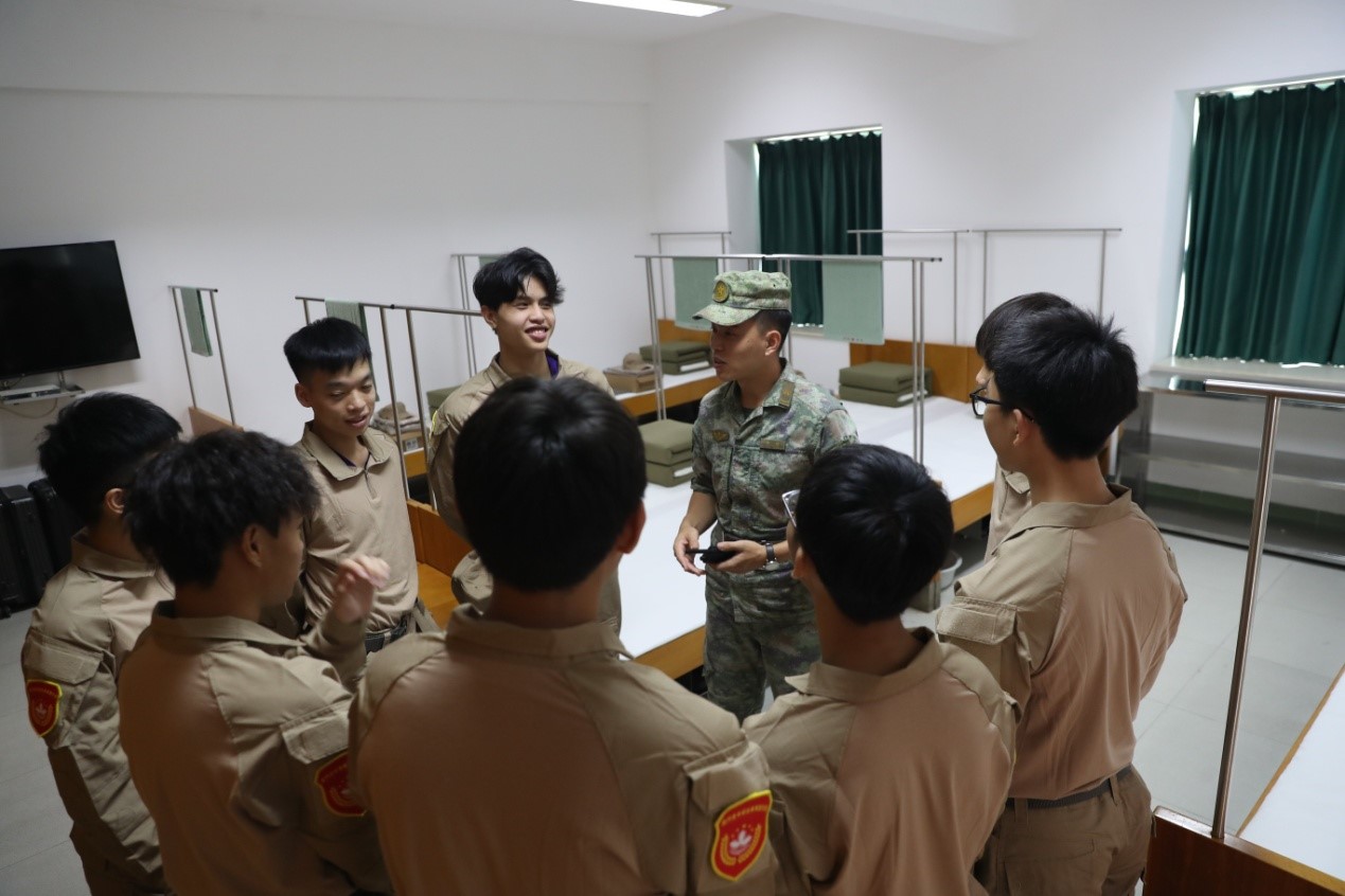 ͼΪ�߽���Ӫ��ͬѧ����೤�໥�����ҽ��ܣ���ʶ�˴ˡ���˧��