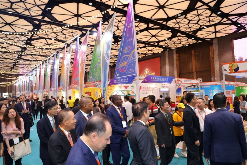 ͼΪ2023����������Ʒչ��Ļ���ռα�Ѳ�ݡ�������ó��Ͷ�ʴٽ��ֹ�ͼ��