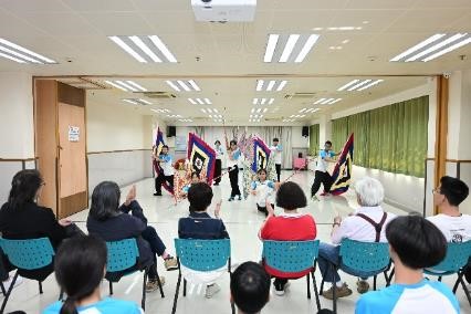 ͼΪ����Ů�����ർ��Ա�ۿ����ֳ�ָ������������������ݡ���ɳ�й���ͼ