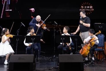 ͼΪ�������ְ���������ŵ˹�����Ŵ�ʦ���Ͻ���ָ������ɳ�й���ͼ