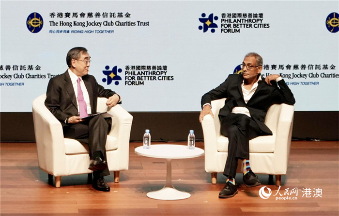 2019ŵ��������ѧ���������ȼ��ء����ɼ���Abhijit Banerjee����������۴�ѧ��ϯ��У�����ڽ����ڶԻ��������� ��С����