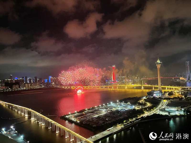 ͼΪ10��1��������ҹ���̻����š����������� ����÷��