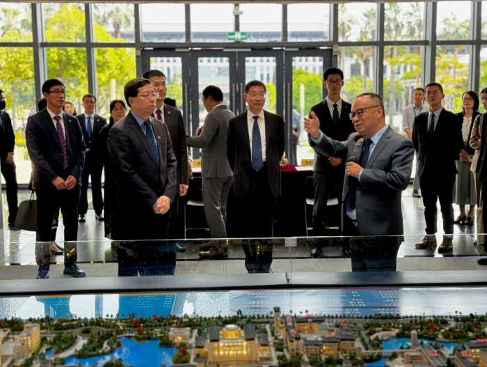 ͼΪ�廪��ѧ������һ�вι۰��Ŵ�ѧչ�ݡ������Ŵ�ѧ��ͼ��