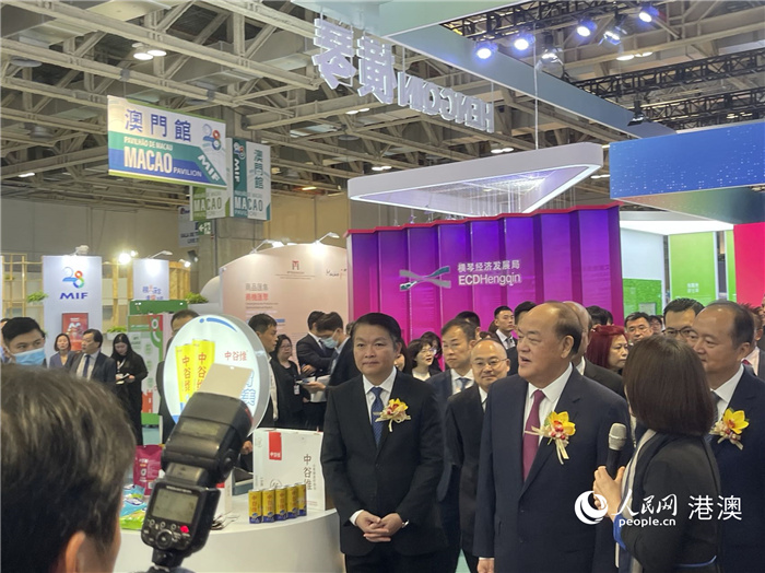 ͼΪ���������������ٺ�һ�ϵ��ڡ���չ����Ļ�ղι�չ�ݡ����������� ����÷