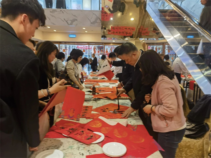 �鷨���ǻӺ�д�Ӵ�����ף����ֳ��������췽��ͼ��