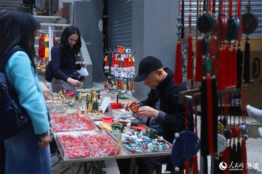 �ϻ�¥�ݽֱߣ����������ο��������µ���ѡ������ζ���ļ���Ʒ��ʵϰ�������� ��