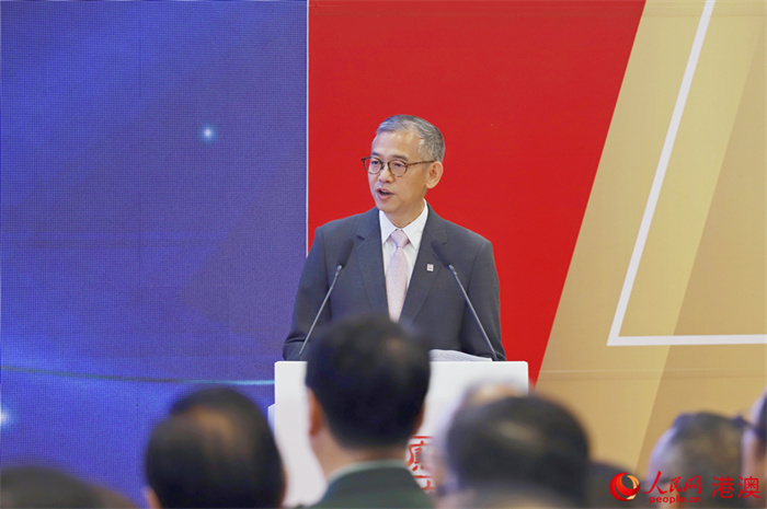 �������רԱ��Ӣ���´ǡ������� ����������