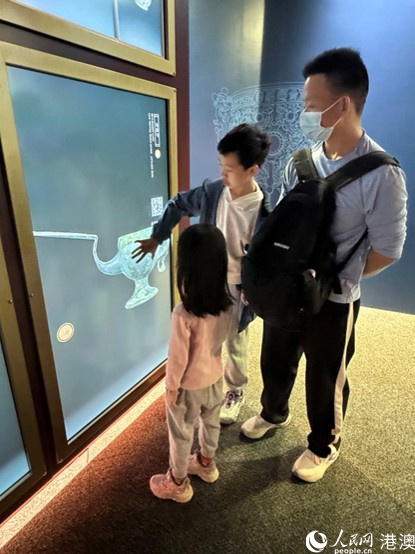 ͼΪ���ſ�ѧ�ݡ����֡����ĵ������������չ�������ٺ�����չʾװ�û��������������߸���÷�㣩