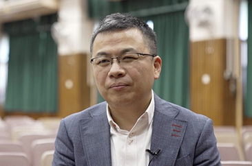 香港升旗队总会总监、培侨中学校长伍焕杰