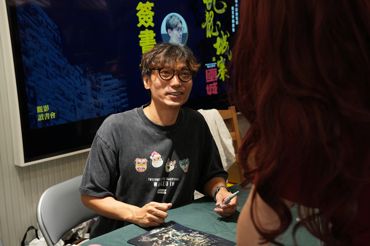 �۲�������Ӱ��������կ֮Χ�ǡ�ԭ��С˵���������ϯ��Ӱ����ᣬ��Ϊ����ǩ�顣������ϳ��漯�Ź�ͼ