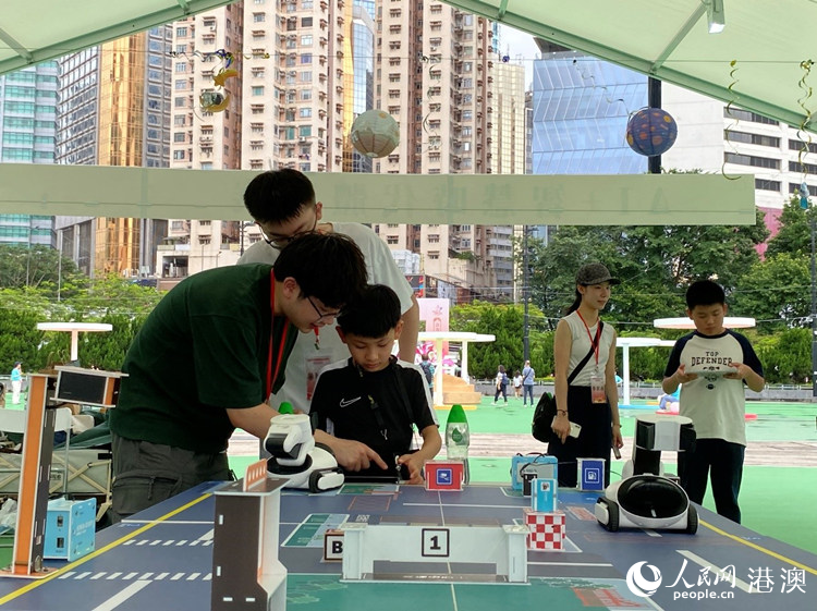 ���С������AI+�ǻ�ʱ������չλ���鲻ͬ�����ɳ�̣�����AI�ڲ�ͬ��������á����������� ��ѧ֪��