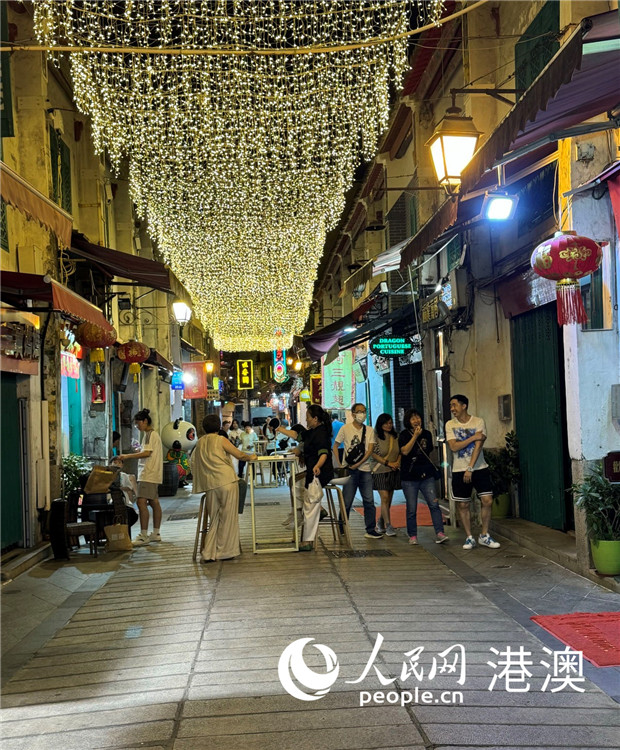 ͼΪ���Ƴ���ʱ�ֵİ��Ų��нָ�¡�½������˷��ο͡����������߸���÷�㣩