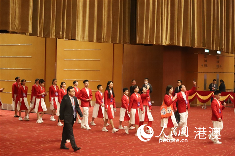 ͼ5.�ڵذ��˽��������Ű��桶�˶�Ա������������᳡�������� ������ ��