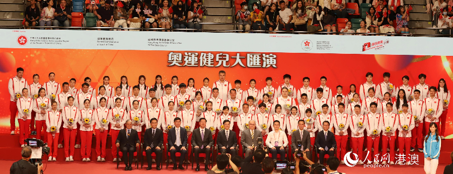 8��30�����������˽�������ݡ����������ɳ�������ݾٰ졣������ ��С����