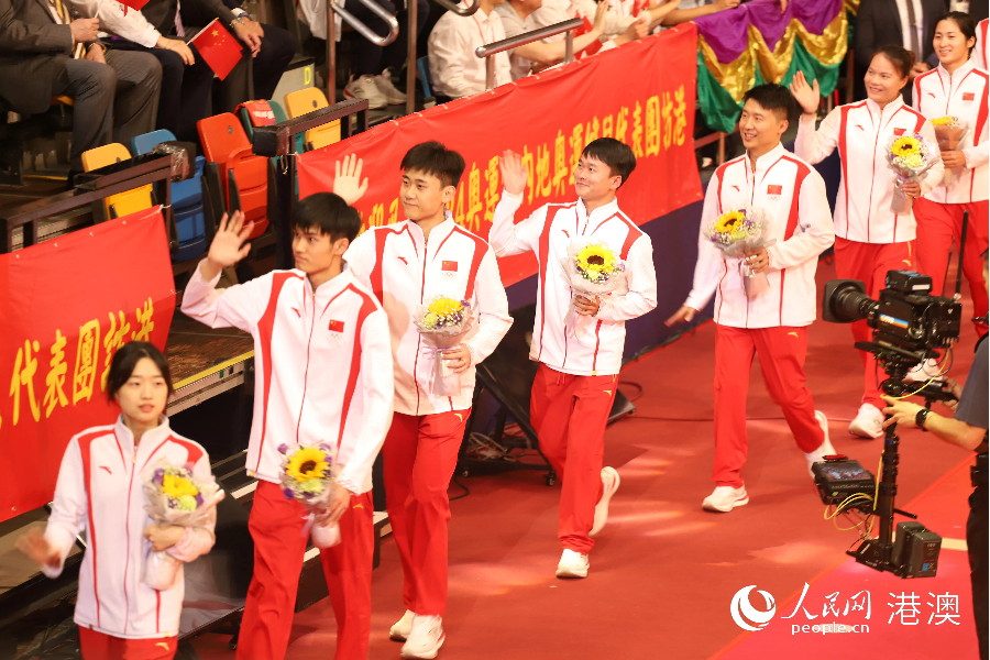 �ڵذ��˽����������볡ʱ���������������������ϡ������� ��С����