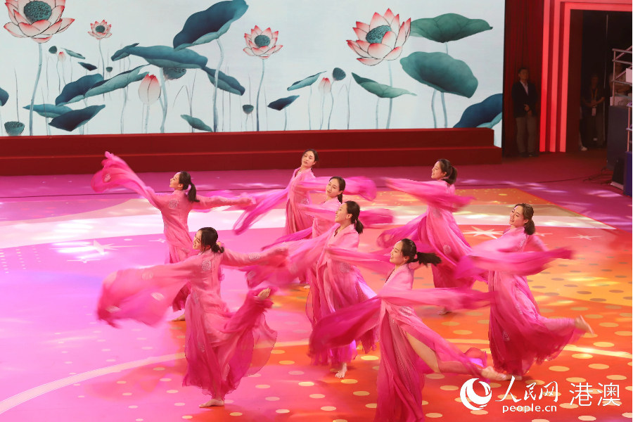 ���һ�����Ӿ�˶�Ա�������ı��ŵ��赸���������������� ��С����