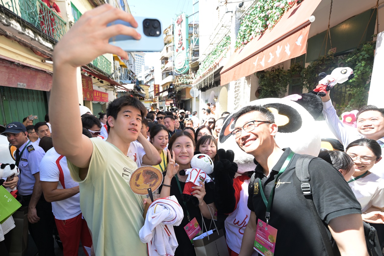 ͼΪ��չ���ڸ�¡�½���������οͺ�Ӱ�������������žֹ�ͼ