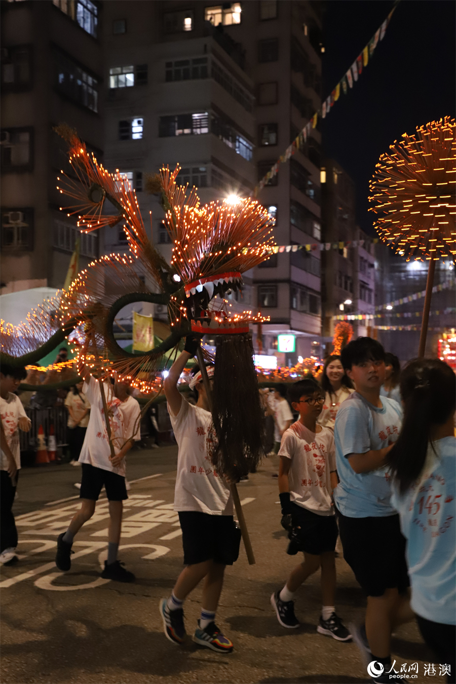 ��Լ������������ɵĶ����趯��Լ1���LED�Ƶ�����С�����������ࡣ������ ��С����