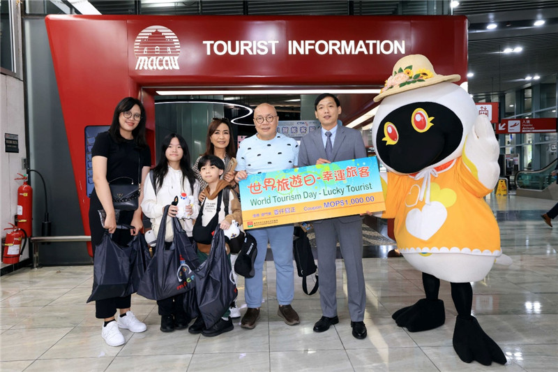 来自印尼的一家人成为今年的幸运旅客。澳门特区旅游局供图