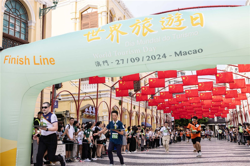 紧张刺激的托盘比赛现场。澳门特区旅游局供图