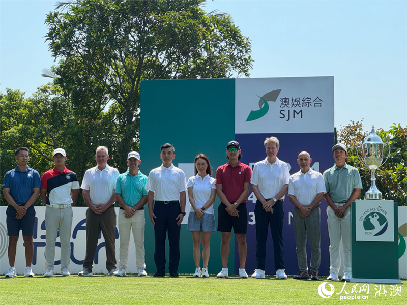 澳门特区政府体育局局长张子轩（左五）等与参赛球手会见传媒。（本报记者富子梅摄）