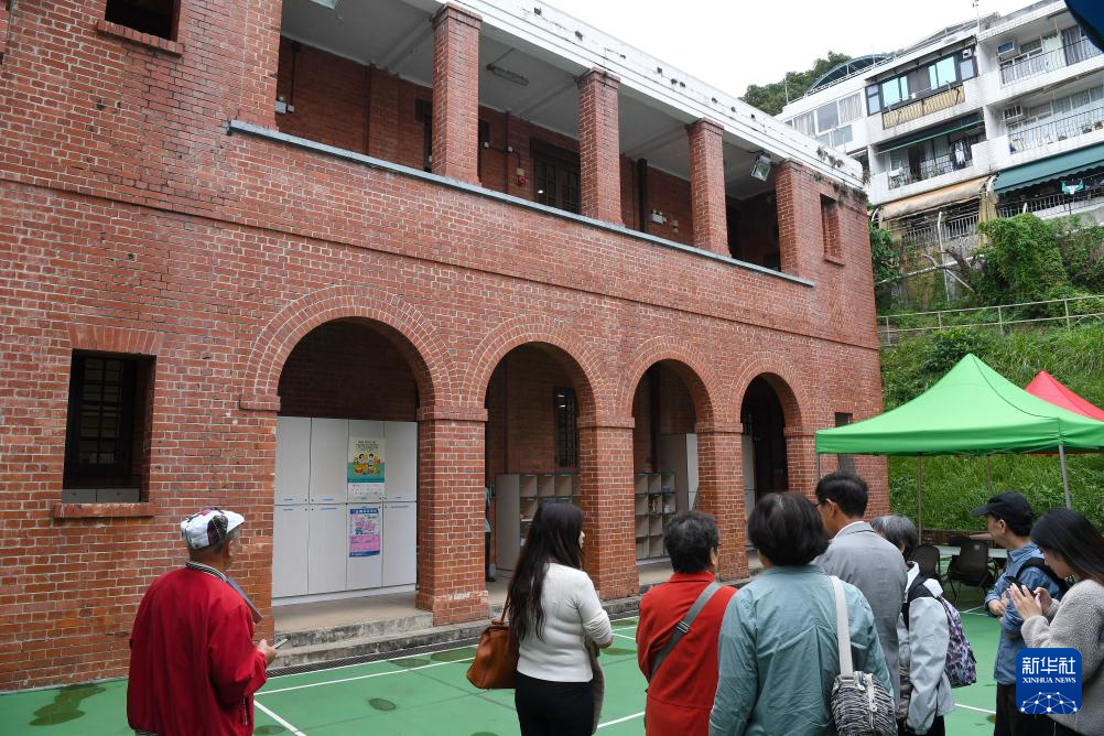 11月25日，寻踪小组探访抗战胜利后战士们短暂驻扎的长洲初级英文学校（现为长洲官立中学）。新华社记者 陈铎 摄