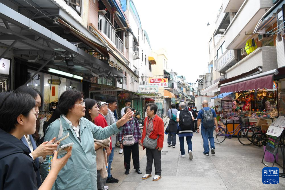 11月25日，寻踪小组在长洲探访鱼栏旧址。新华社记者 陈铎 摄