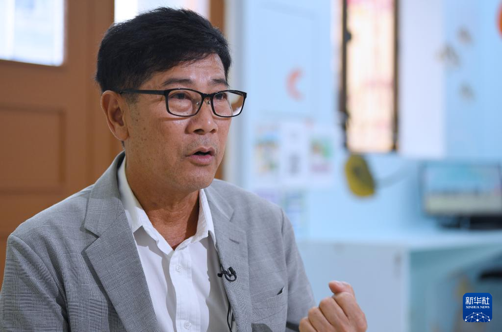 11月25日，长洲乡事委员会主席吴文杰接受记者采访。新华社记者 陈铎 摄