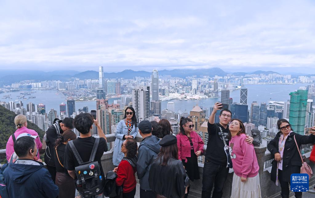 2月1日，游客在香港太平山顶游览。新华社记者 陈铎 摄