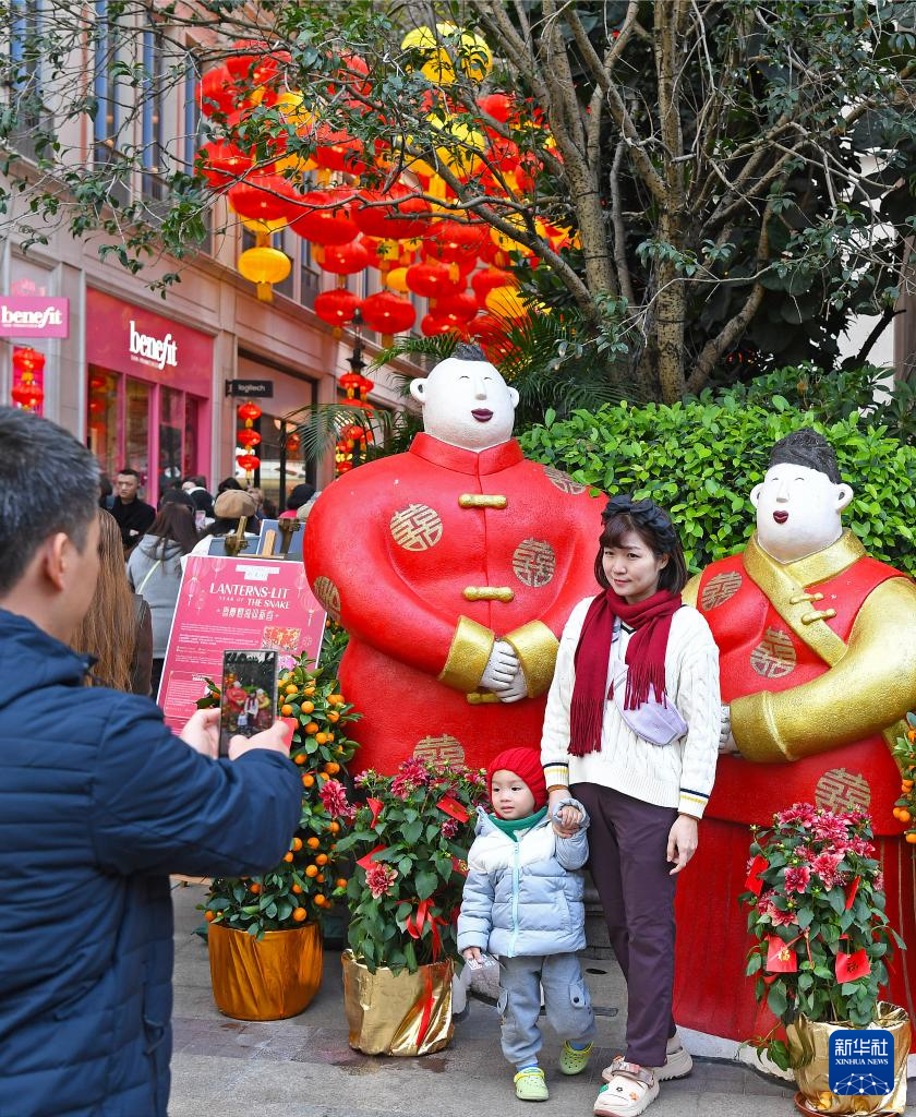 1月29日，人们在香港街头合影留念。新华社记者 陈铎 摄