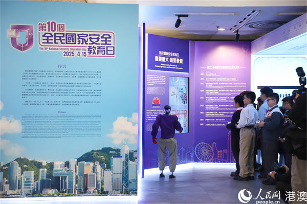 机器人导赏员为现场观众介绍。人民网 严小晶摄