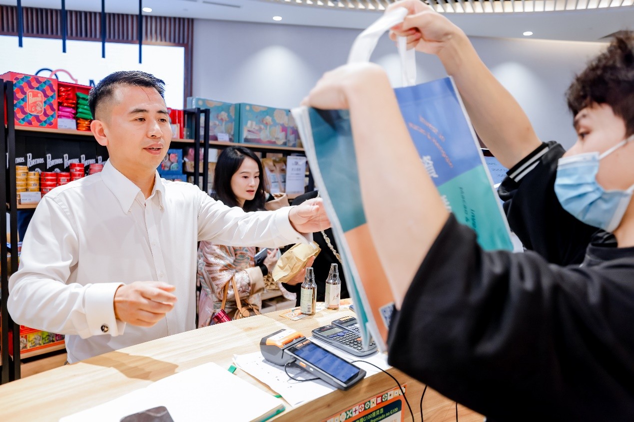 市民和游客采购体验葡语国家特色商品。主办方供图