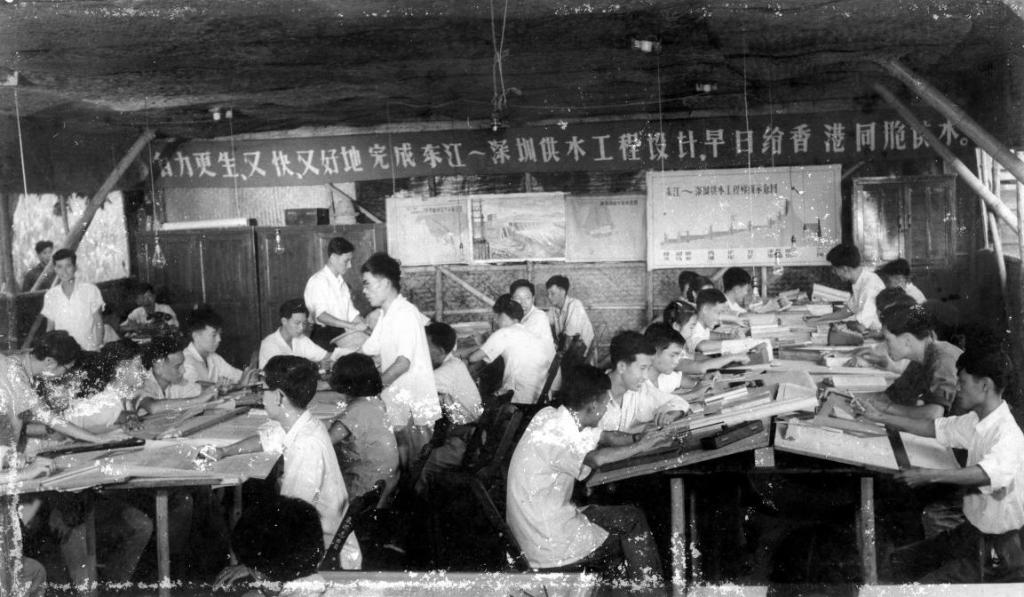 　　东深供水工程技术设计人员工作场景，当时设计团队的理念是要“又快、又好地完成东深供水工程设计，早日给香港同胞供水”（资料照片）。新华社发（广东省水利厅供图）