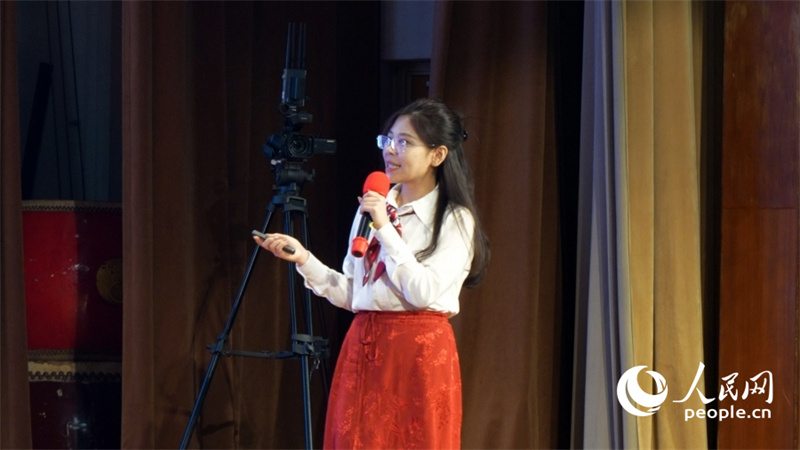 人大附中分校教师高维阳授课。人民网 吴宇扬扬摄