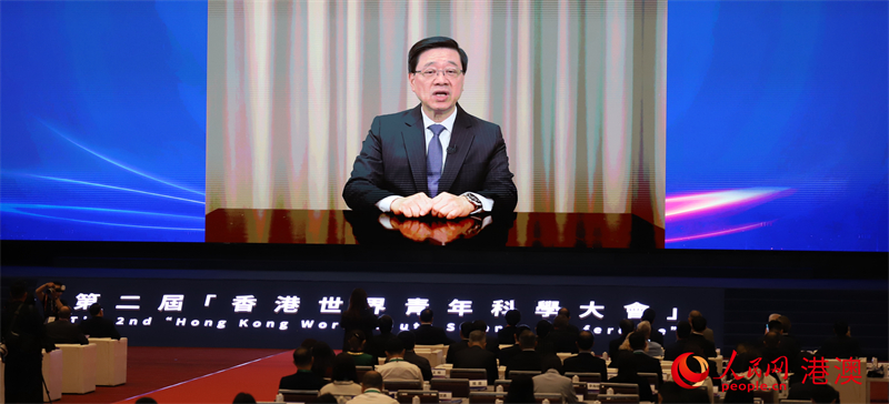图3.香港特区行政长官李家超通过视频致辞。人民网 严小晶 摄
