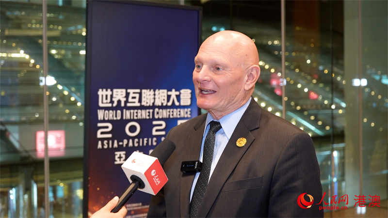 图.全球移动通信系统协会首席执行官洪曜庄接受人民网专访。人民网 吴宇扬扬 摄
