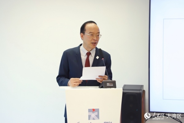 全国人大代表、香港文联会长马逢国介绍相关文艺项目。人民网 吴宇扬扬 摄