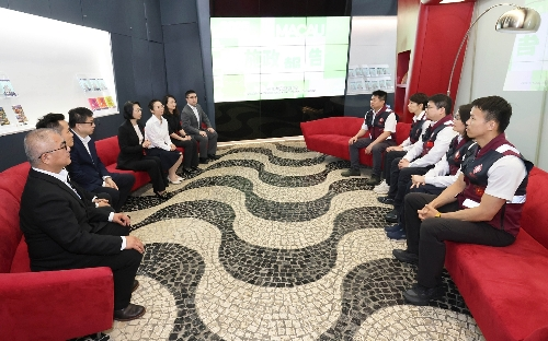 图为社会文化司司长柯岚等致敬并勉励医疗队员。（澳门特区政府新闻局供图）