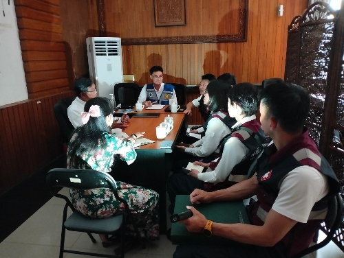 图为医疗队在缅工作期间电力中断无碍双方深入交流。（澳门特区卫生局供图）