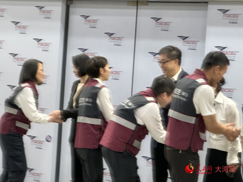 图为柯岚、万速成、马乃芳等在机场迎接医疗队员归来。（本报记者富子梅摄）