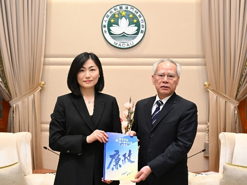 图为廉政专员欧阳湘向行政长官岑浩辉提交《2024澳门廉政公署工作报告》。（澳门特区廉政专员办公室供图）