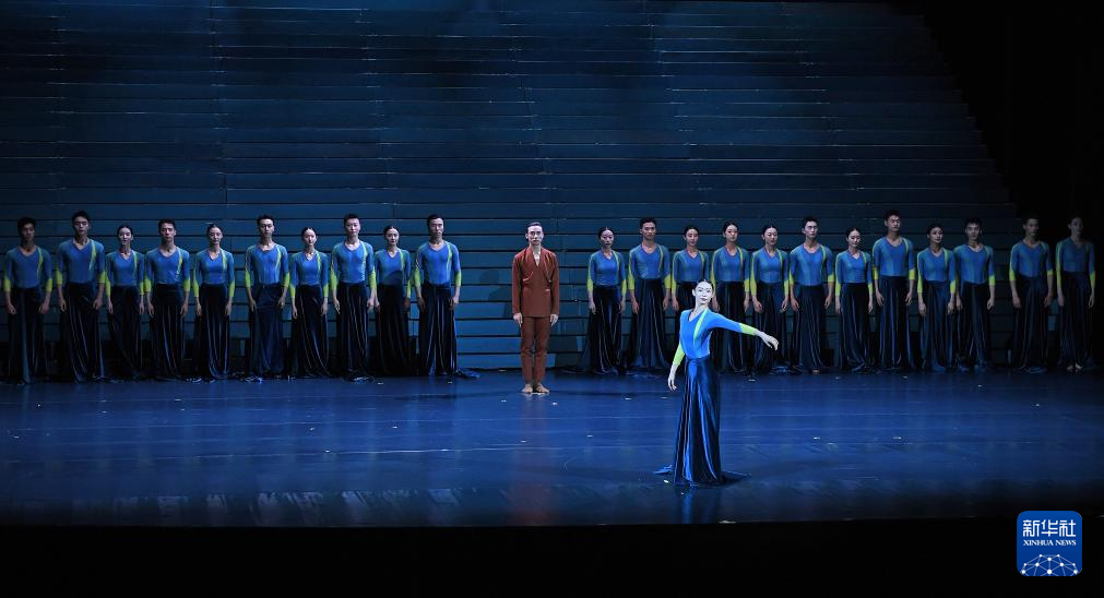 6月13日，演员在演出结束时谢幕。新华社记者 陈铎 摄