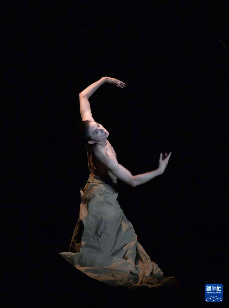 6月13日，演员在表演现代舞诗剧《诗忆东坡》。新华社记者 陈铎 摄