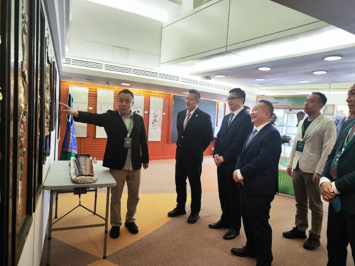 图为工艺美术大师现场为观众介绍展品与工艺特色。(主办方供图)